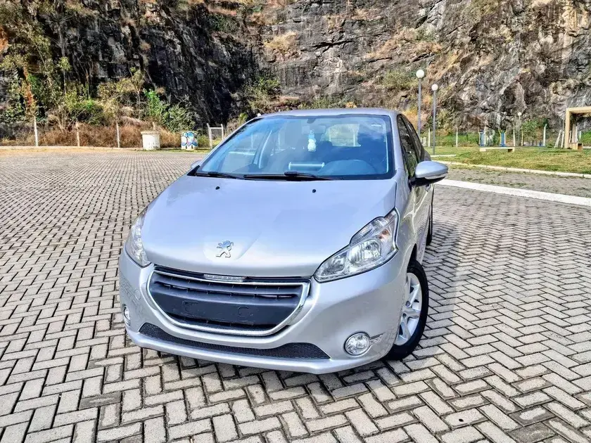 Peugeot 208 semi novo moderno