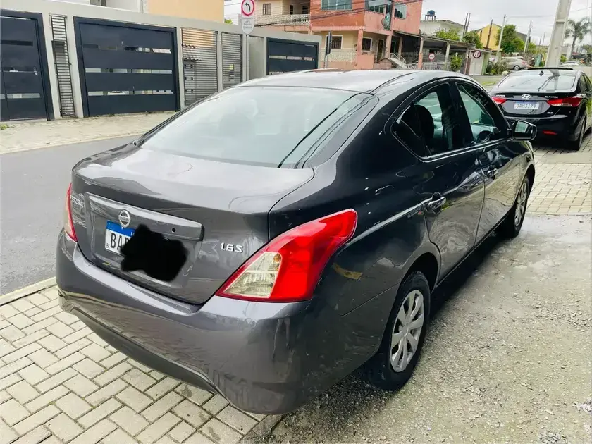 Nissan Versa usado leilão espaço interno